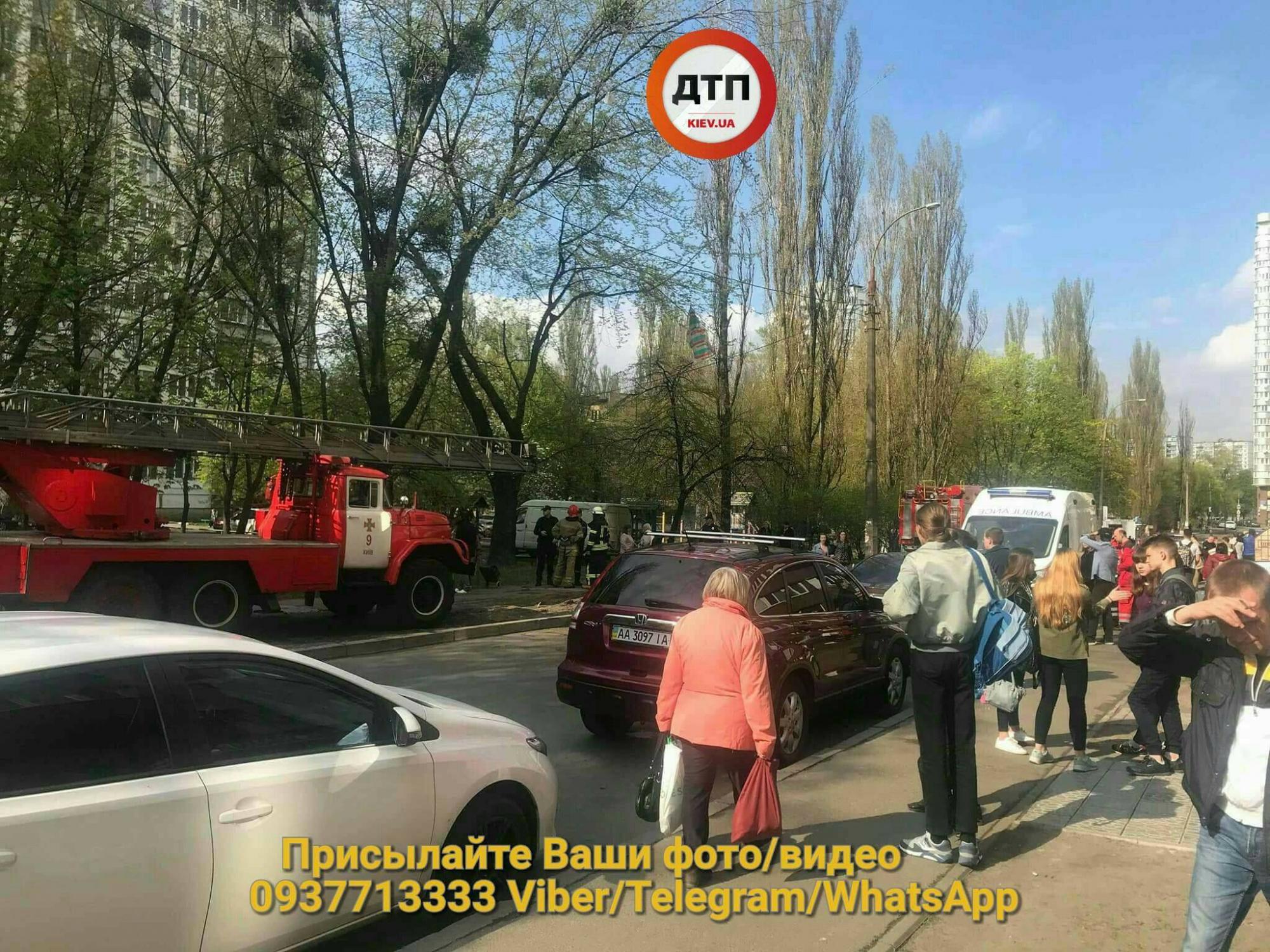 У Києві старенька хоче зістрибнути з 8 поверху (фото)