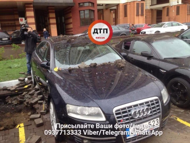 "Разлетелись куски асфальта": в Киеве из-за прорыва трубы разрушены пять автомобилей (фото и видео)