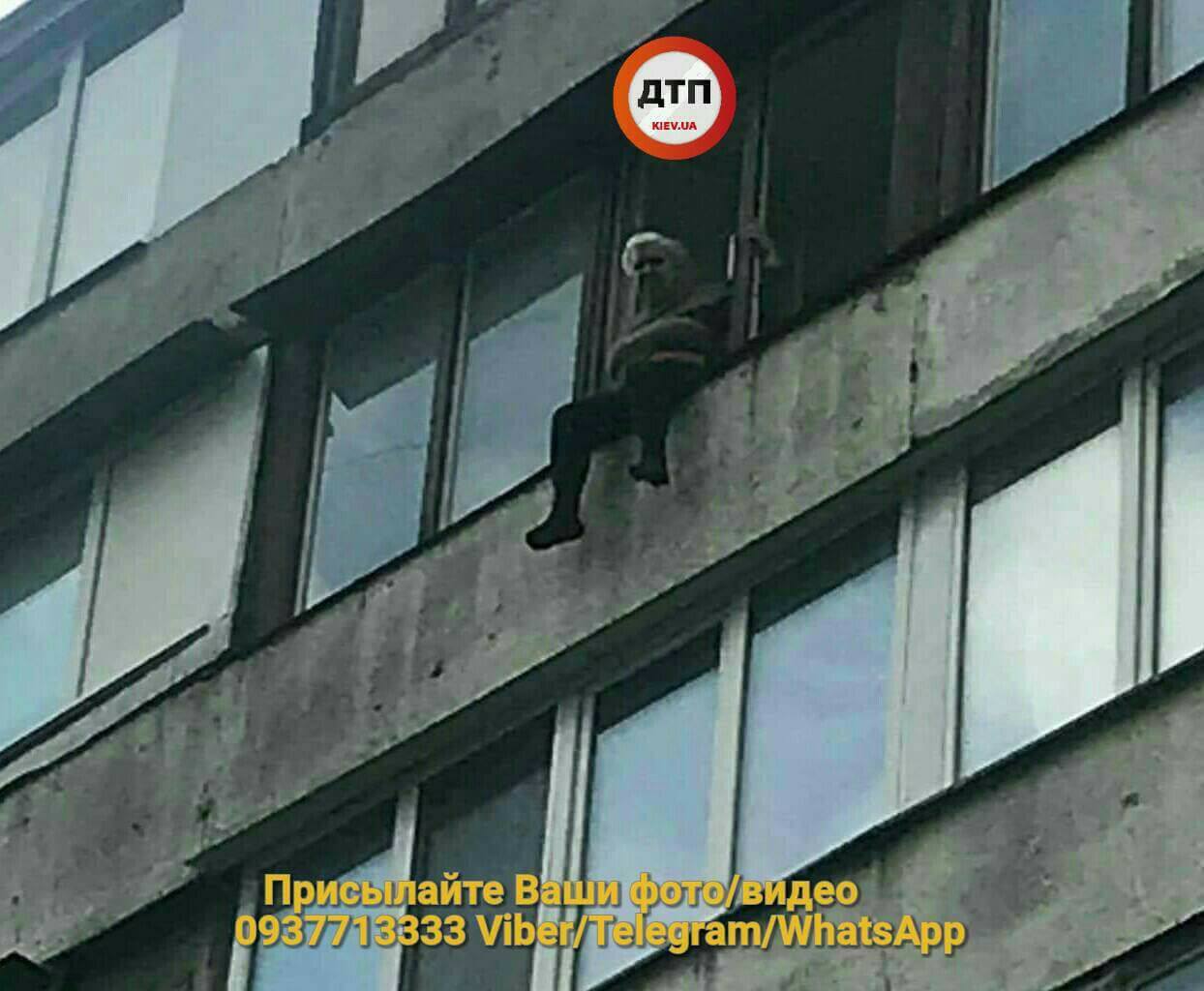 У Києві старенька хоче зістрибнути з 8 поверху (фото)