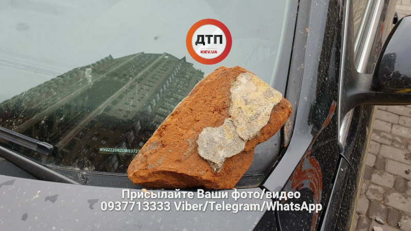 "Разлетелись куски асфальта": в Киеве из-за прорыва трубы разрушены пять автомобилей (фото и видео)