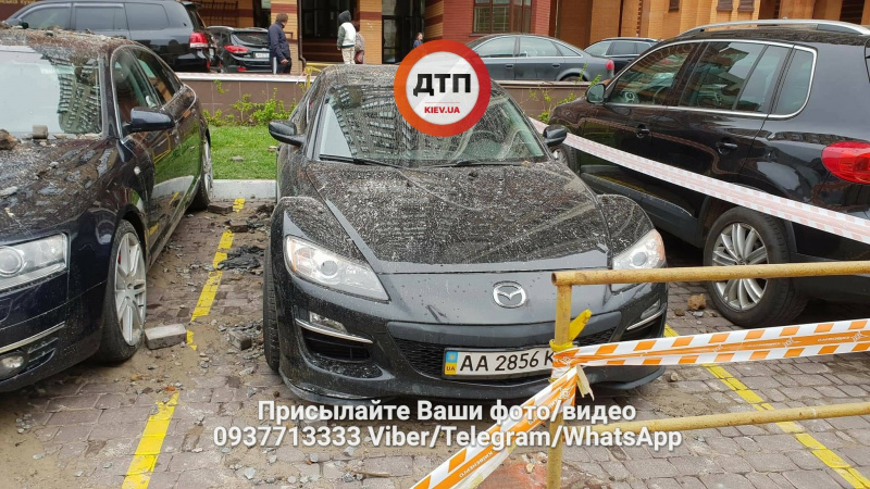 "Разлетелись куски асфальта": в Киеве из-за прорыва трубы разрушены пять автомобилей (фото и видео)