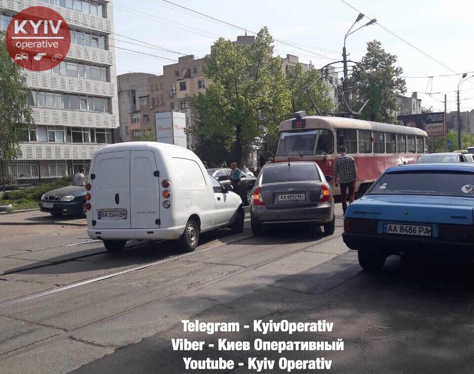 У Києві на Подолі зіткнулися два авто: утворився затор