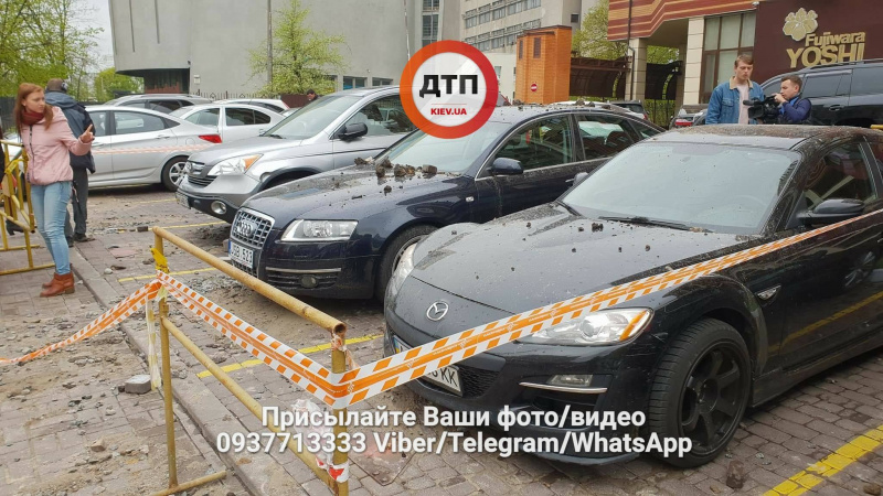 "Разлетелись куски асфальта": в Киеве из-за прорыва трубы разрушены пять автомобилей (фото и видео)