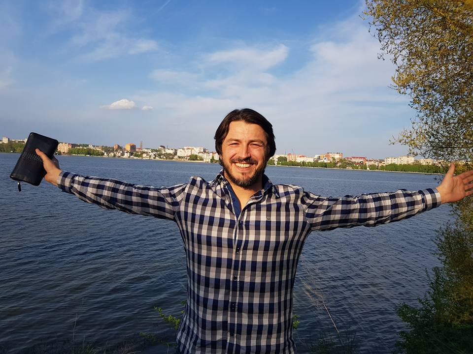 "Зовсім інша атмосфера": Притула показав зворушливі фото з рідного міста