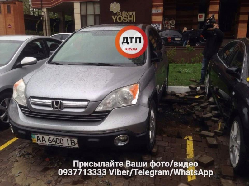 "Разлетелись куски асфальта": в Киеве из-за прорыва трубы разрушены пять автомобилей (фото и видео)