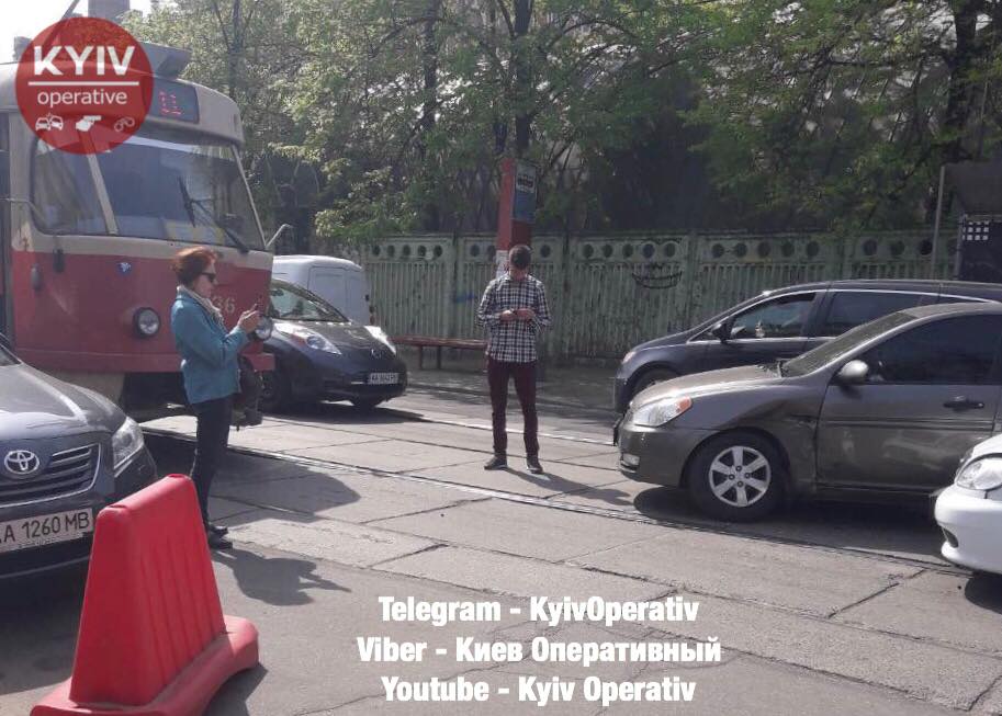 У Києві на Подолі зіткнулися два авто: утворився затор