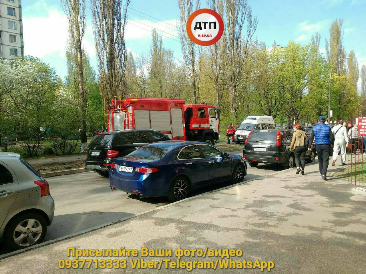 У Києві старенька хоче зістрибнути з 8 поверху (фото)