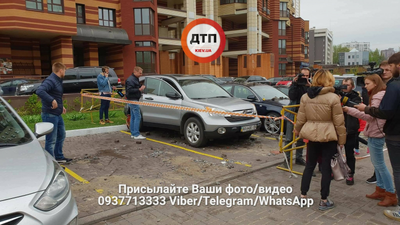 "Разлетелись куски асфальта": в Киеве из-за прорыва трубы разрушены пять автомобилей (фото и видео)