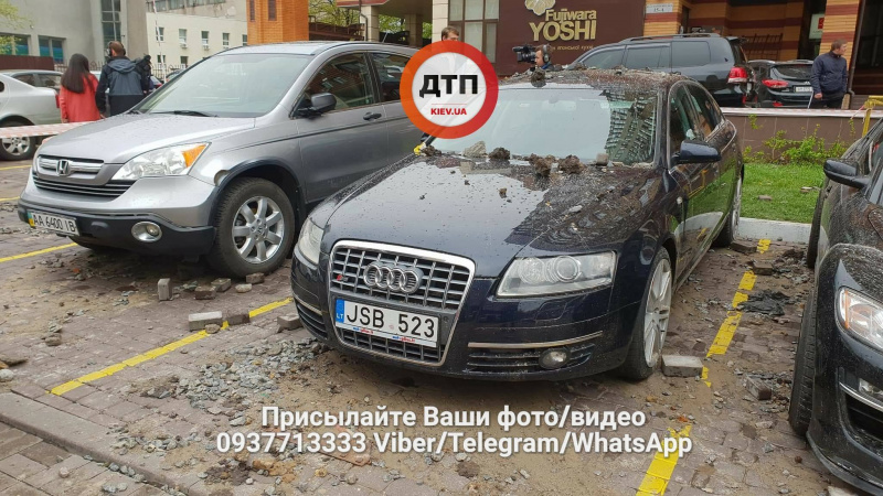 "Разлетелись куски асфальта": в Киеве из-за прорыва трубы разрушены пять автомобилей (фото и видео)