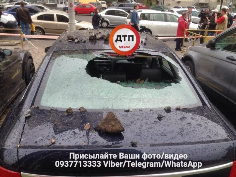 "Разлетелись куски асфальта": в Киеве из-за прорыва трубы разрушены пять автомобилей (фото и видео)