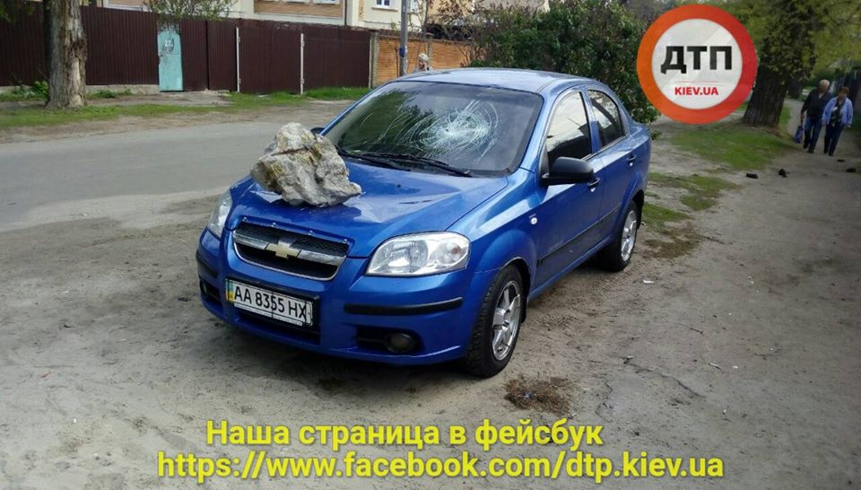 "Падіння метеорита": у Києві на припарковане авто скинули камінь (фото)