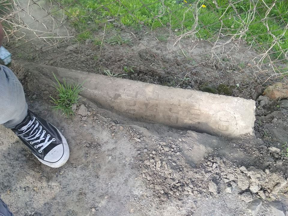 У Волинській області зробили бордюр з єврейських надгробків (фото)