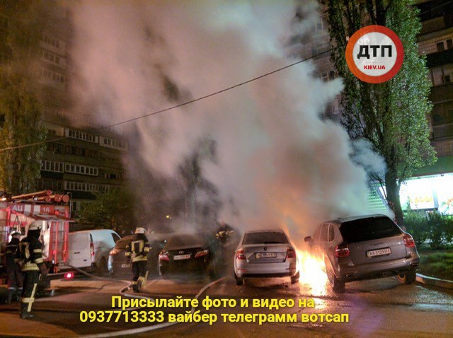 "Нічний ад на Русанівці": у Києві загорівся автомобіль (фото)