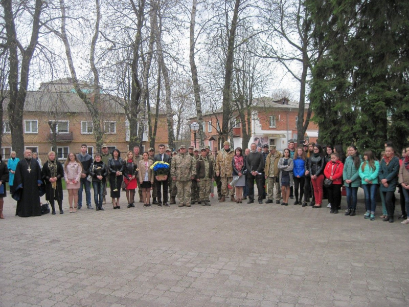 "Думал ли о том, что станет героем": в Глухове открыли мемориальную доску герою АТО (фото)