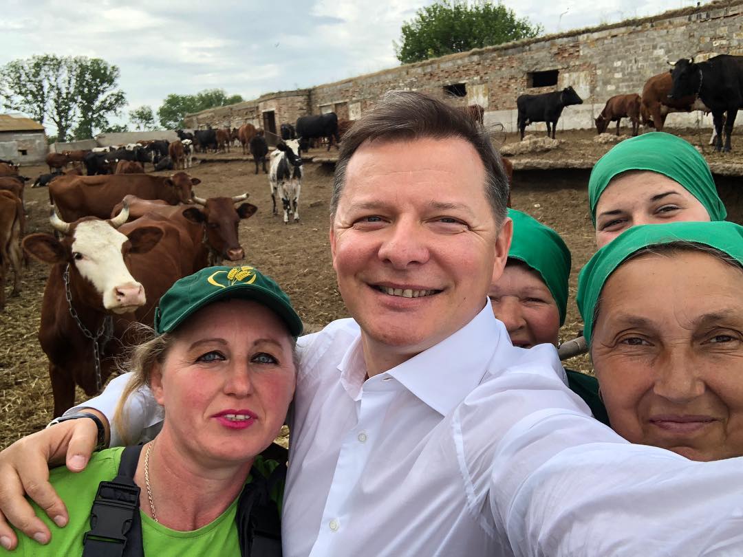 &quot;Немає нічого краще доярок і корів&quot;: Ляшко потішив мережа яскравим фото з працівниками ферми