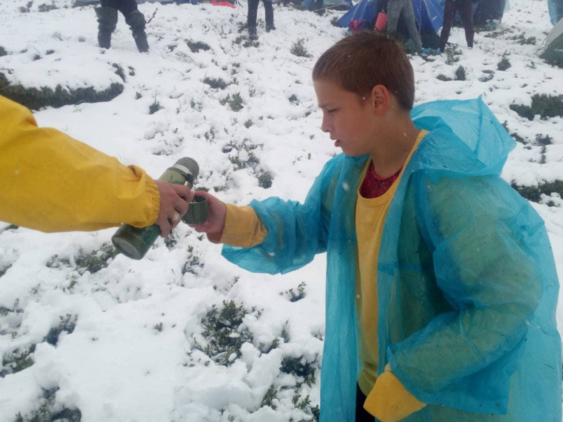 У Карпатах випав сніг: опубліковано фото дитячого табору