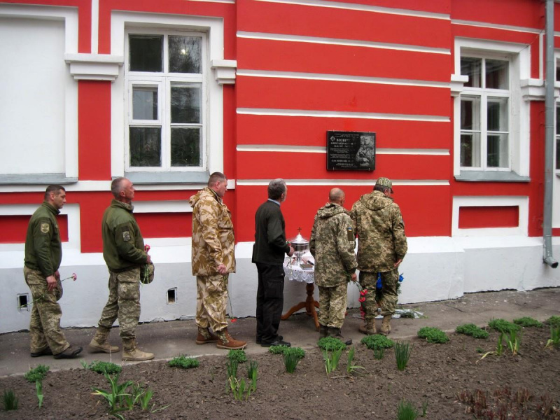 "Думал ли о том, что станет героем": в Глухове открыли мемориальную доску герою АТО (фото)