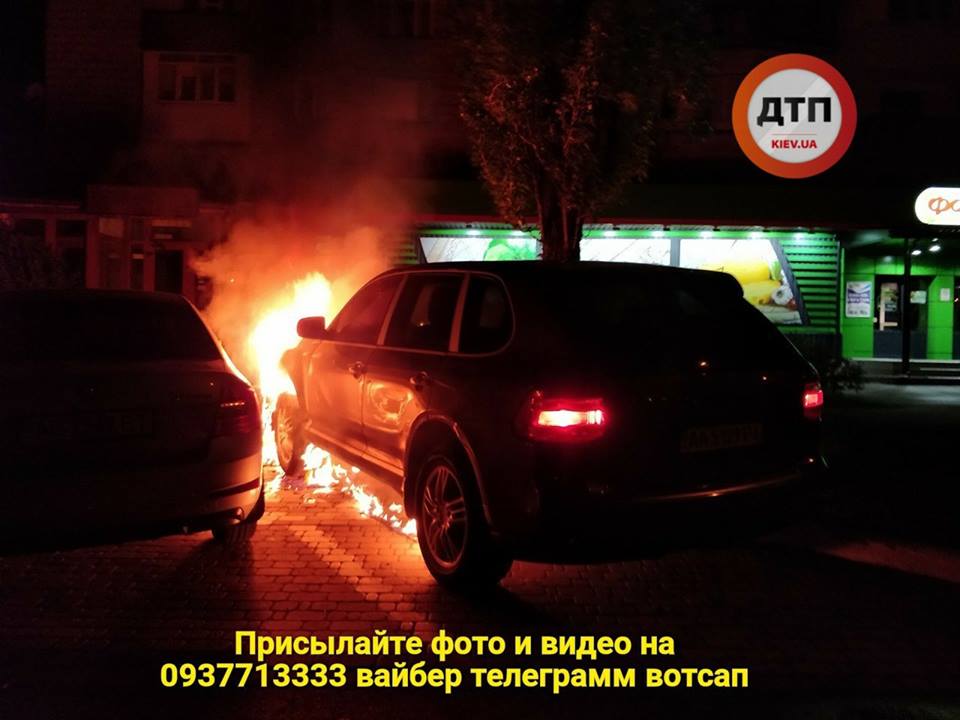 "Нічний ад на Русанівці": у Києві загорівся автомобіль (фото)