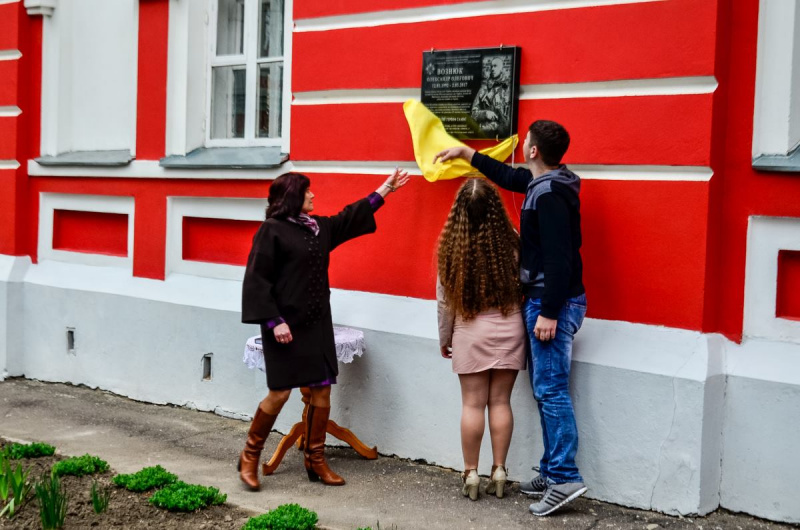 "Думал ли о том, что станет героем": в Глухове открыли мемориальную доску герою АТО (фото)