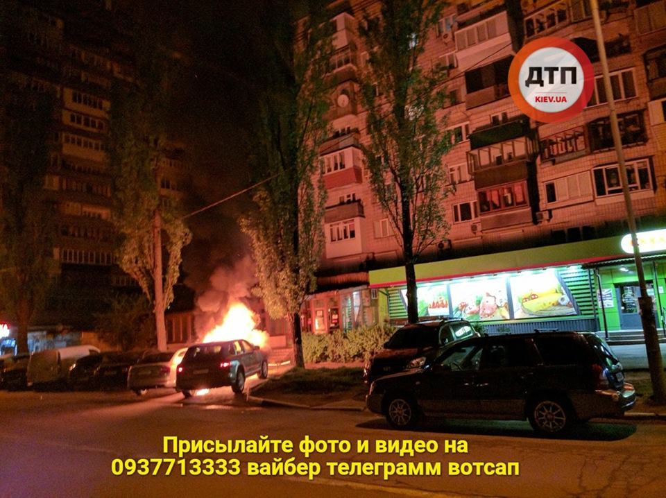 "Нічний ад на Русанівці": у Києві загорівся автомобіль (фото)