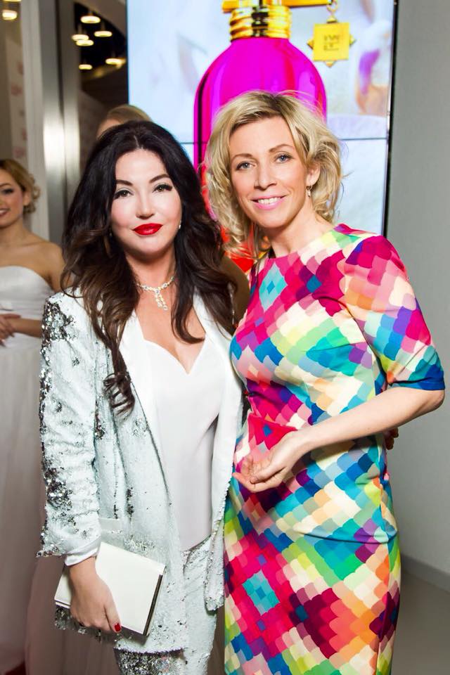 "Безцінно": Захарова "відзначилася" невдалим нарядом на вечірці (фото)