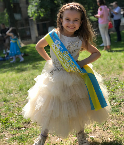 &quot;Наплакалась&quot;: Лилия Ребрик поделилась милыми фото с выпускного дочери