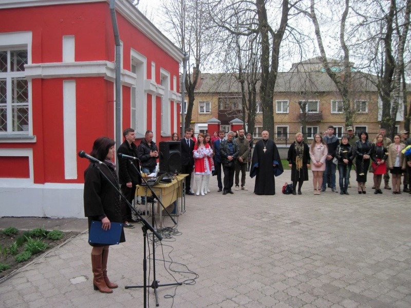 "Думал ли о том, что станет героем": в Глухове открыли мемориальную доску герою АТО (фото)