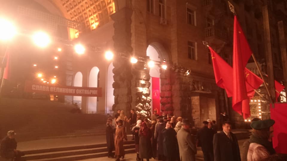 У центрі Києва вивісили комуністичні прапори: в мережі знайшли пояснення