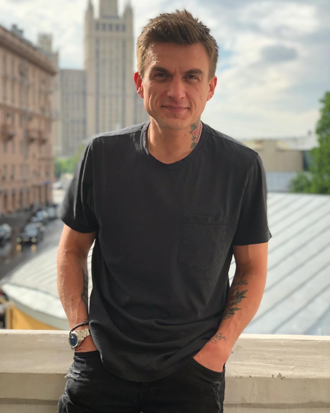 Сладкий поцелуй: украинская ведущая засветилась в объятиях российского певца (видео)