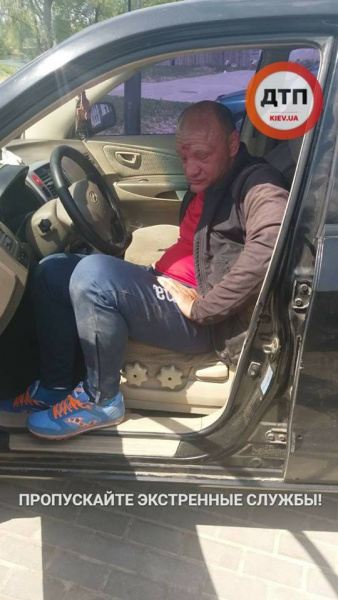 Пьяные покатушки: под Киевом экс-полковник милиции катался по клумбам