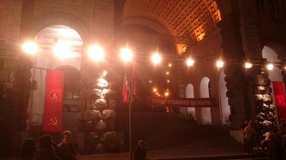 У центрі Києва вивісили комуністичні прапори: в мережі знайшли пояснення