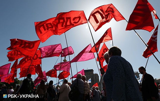 "Змусимо олігархів ділитися": як у Києві пройшов першотравневий марш до Дня праці (фоторепортаж)