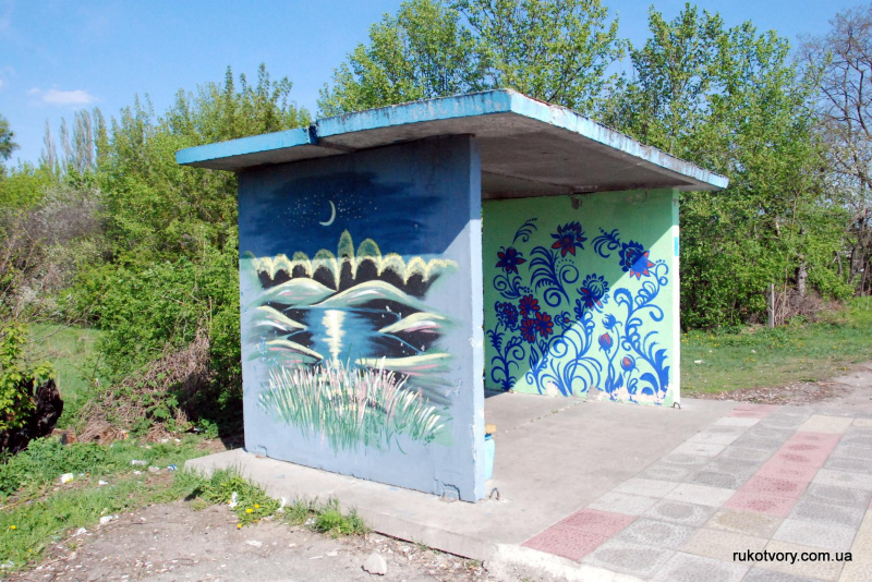 В Киевской области местная художница разрисовала остановки (фото)