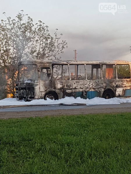 Доехать было не суждено: в Днепропетровской области на ходу загорелся рейсовый автобус (фото, видео)