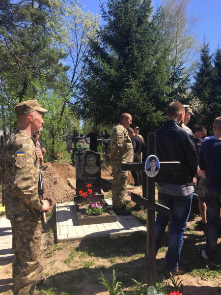 Под Сумами попрощались с погибшим на Донбассе 27-летним бойцом (фото)