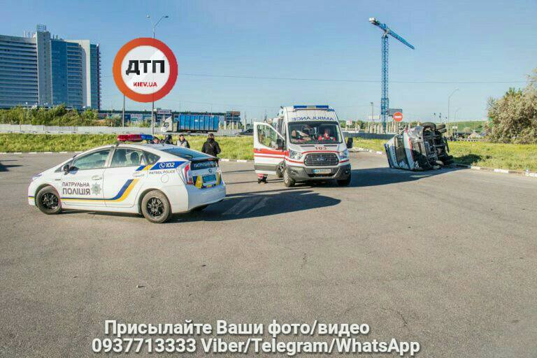 "Проковзав близько 30 метрів": у Києві перекинулася "швидка" (фото)