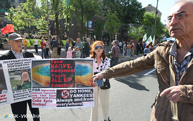 "Змусимо олігархів ділитися": як у Києві пройшов першотравневий марш до Дня праці (фоторепортаж)