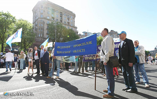"Змусимо олігархів ділитися": як у Києві пройшов першотравневий марш до Дня праці (фоторепортаж)