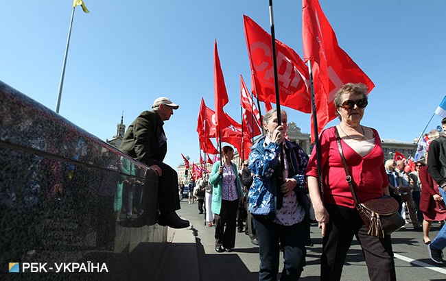 "Змусимо олігархів ділитися": як у Києві пройшов першотравневий марш до Дня праці (фоторепортаж)