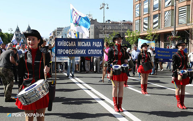 "Змусимо олігархів ділитися": як у Києві пройшов першотравневий марш до Дня праці (фоторепортаж)