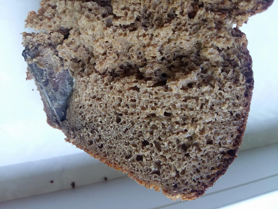 "Не успели укусить": в Киеве обнаружили в продаже хлеб с опасным предметом внутри