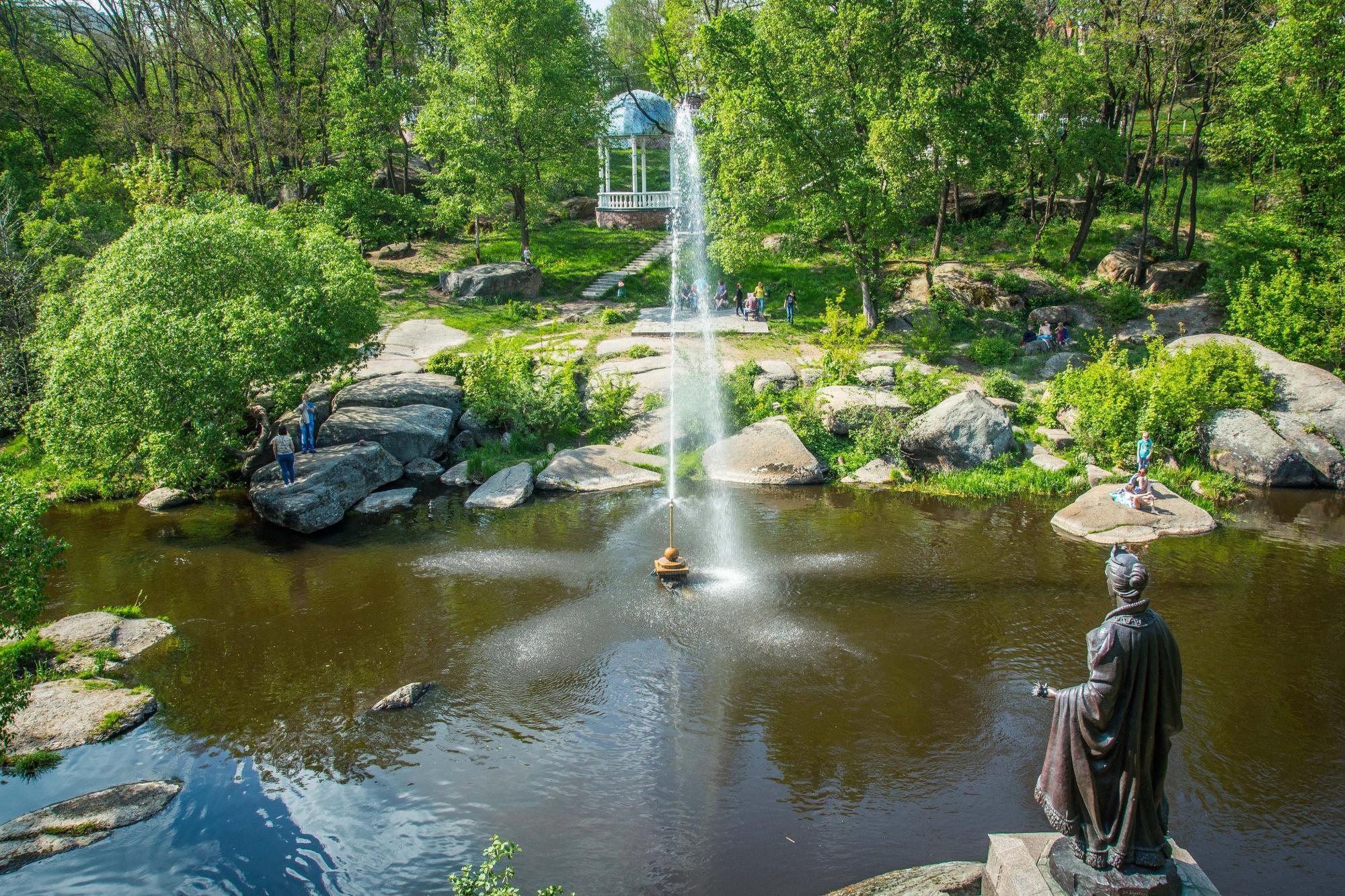 Гетьманська столиця і розкішні особняки: мальовничі місця України для ідеального відпочинку