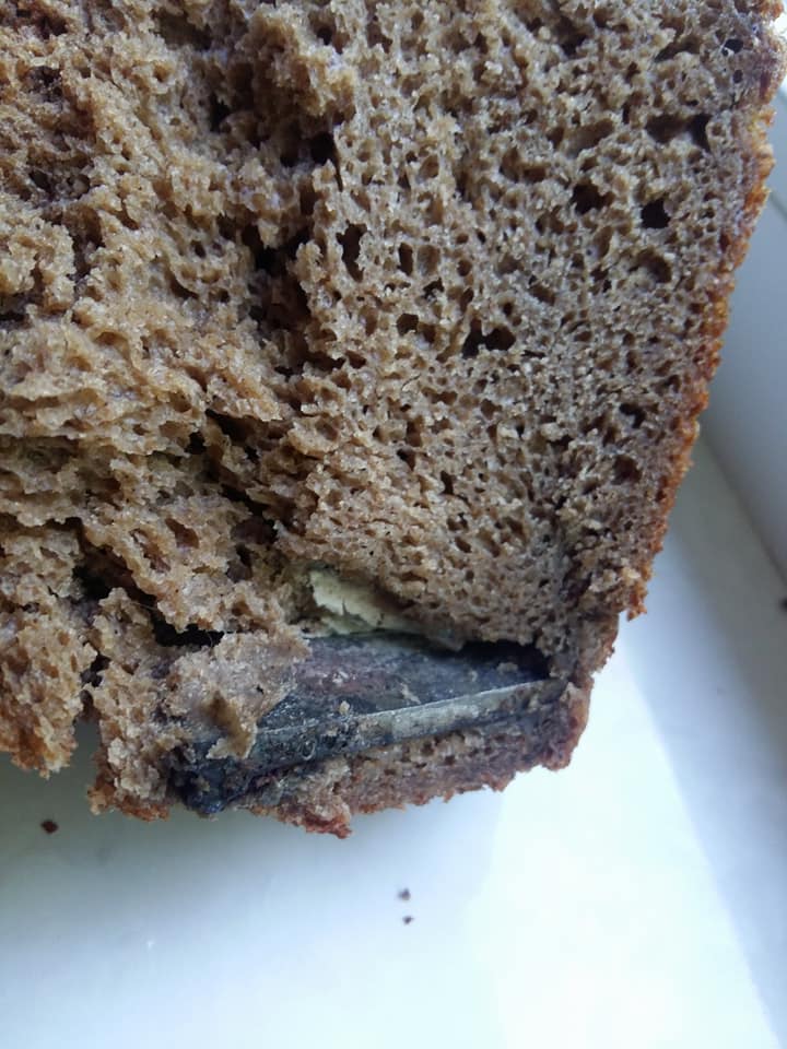 "Не успели укусить": в Киеве обнаружили в продаже хлеб с опасным предметом внутри