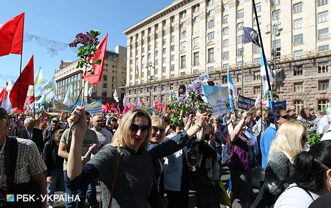 "Змусимо олігархів ділитися": як у Києві пройшов першотравневий марш до Дня праці (фоторепортаж)