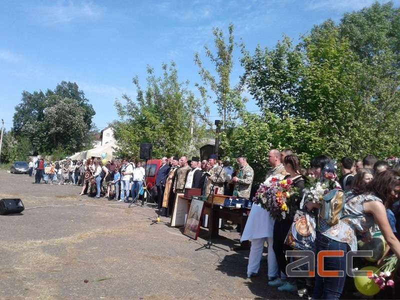 В Чернівцях зворушливо зустріли військових, які повернулися з зони АТО (фото)