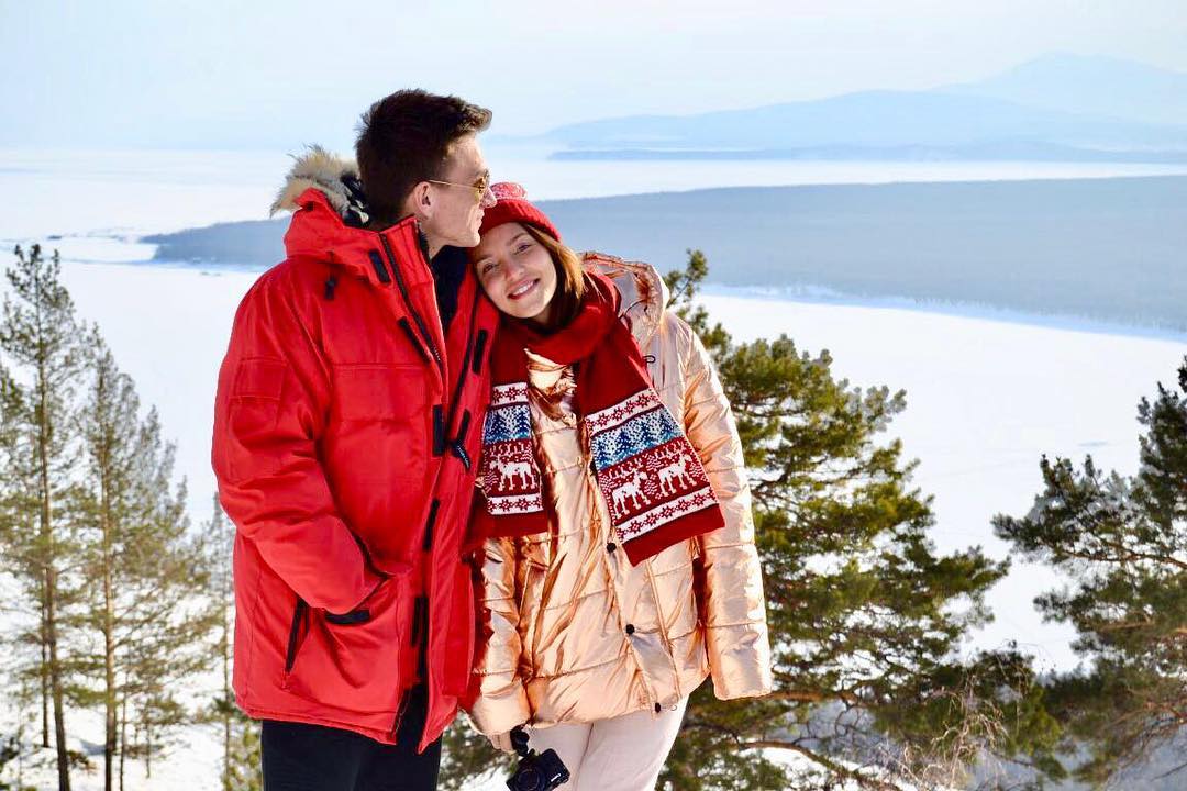 Сладкий поцелуй: украинская ведущая засветилась в объятиях российского певца (видео)