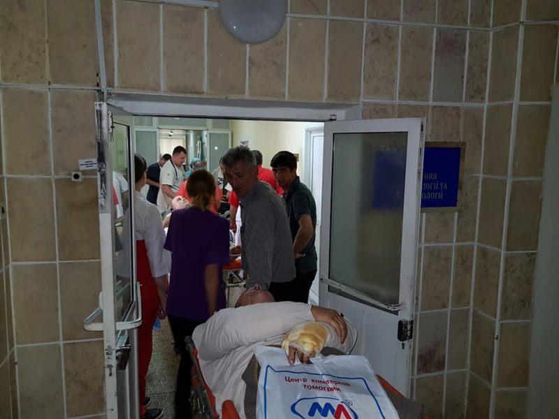 Нужна помощь: в Одессу на самолете доставили раненых бойцов ВСУ (фото)