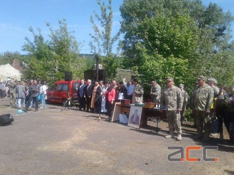 В Чернівцях зворушливо зустріли військових, які повернулися з зони АТО (фото)
