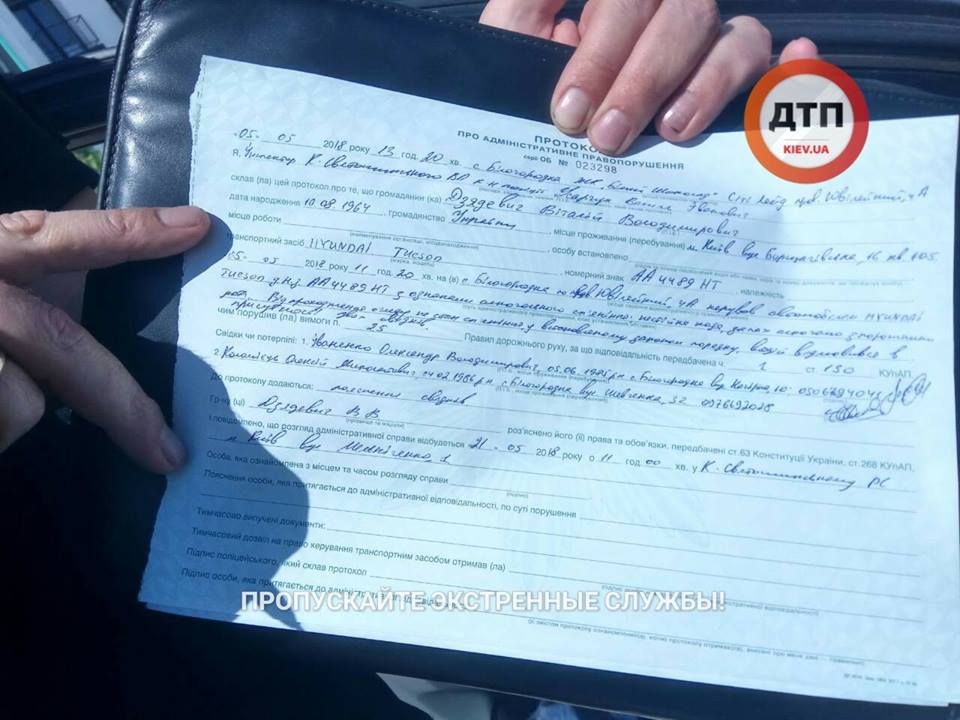 Пьяные покатушки: под Киевом экс-полковник милиции катался по клумбам
