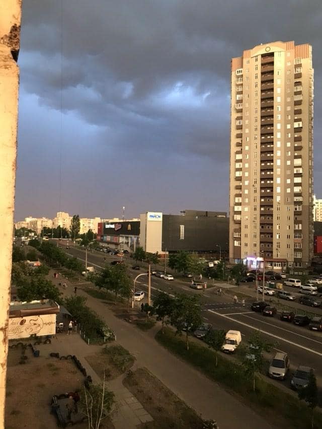 Гроза в Киеве: люди в соцсетях публикуют яркие фото и видео